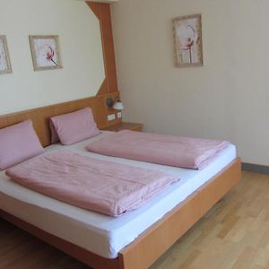 Zimmer mit Kingsize-Bett